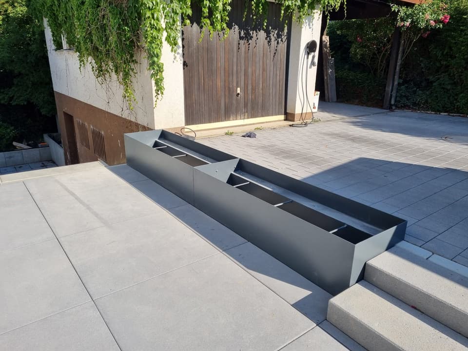 Graue Metall-Pflanzkuebel im Garten – Luft Metallbau